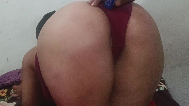 AlarmedFriction635: Сексуальна бхабхі в червоному максі і трусиках