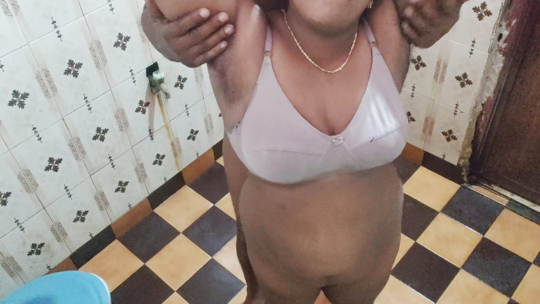 Realmallucouplevlog: Gadis asal mallu lagi asing di kamar mandi