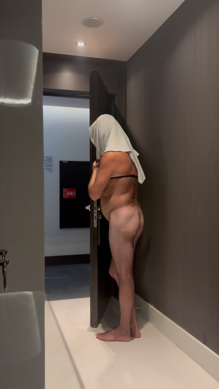 cd_aysemmm: 호텔 직원은 내 음식을 가져왔다