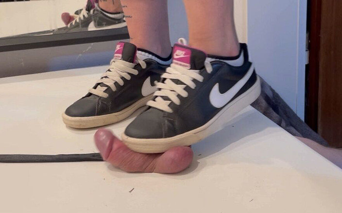 Miss Blackrose: Schiacciamento a piedi nudi e sneaker - calpestamento del cazzo