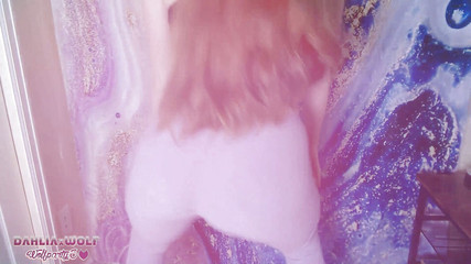 Dahlia Wolf: Gadis hot dengan legging ketat ini lagi asis kontolnya sambil...