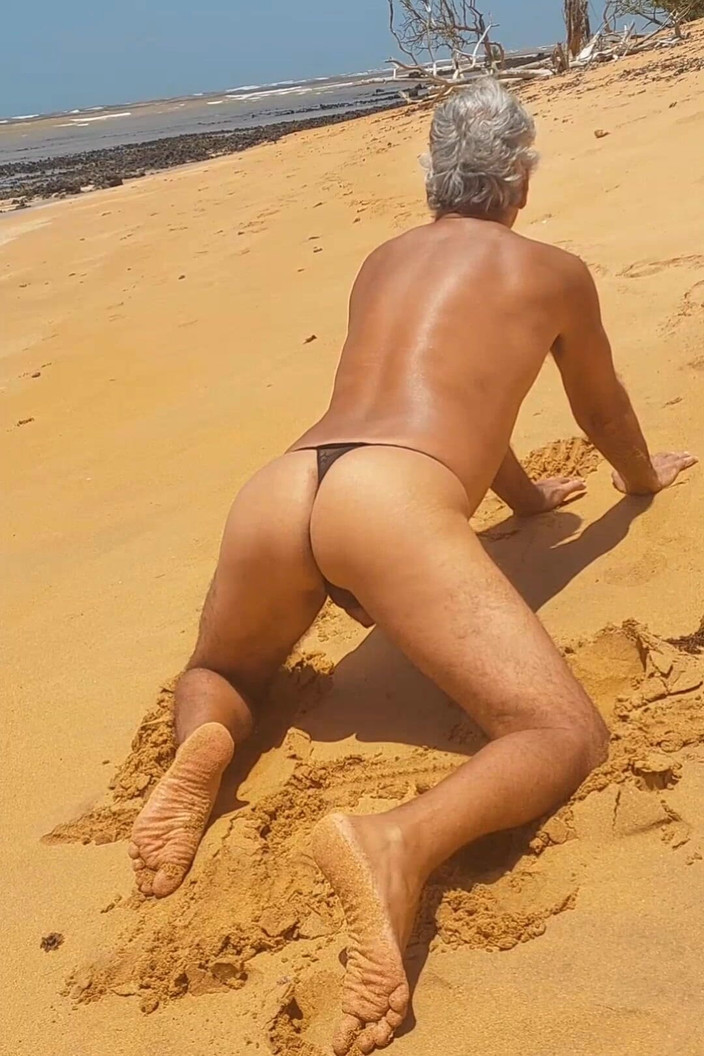 Ladysilvas: 海滩上的Ladysilva穿着内裤非常热辣