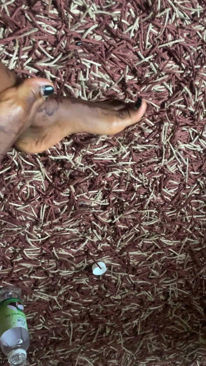 Browngurl234: Гаряча чорношкіра красуня робить масаж ніг