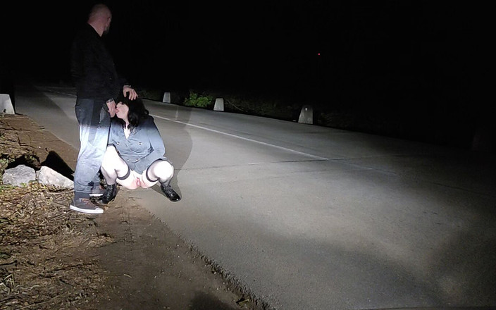 Toilet Mommy: 像婊子一样张开双腿并像婊子一样撒尿，同时口爆大量精液