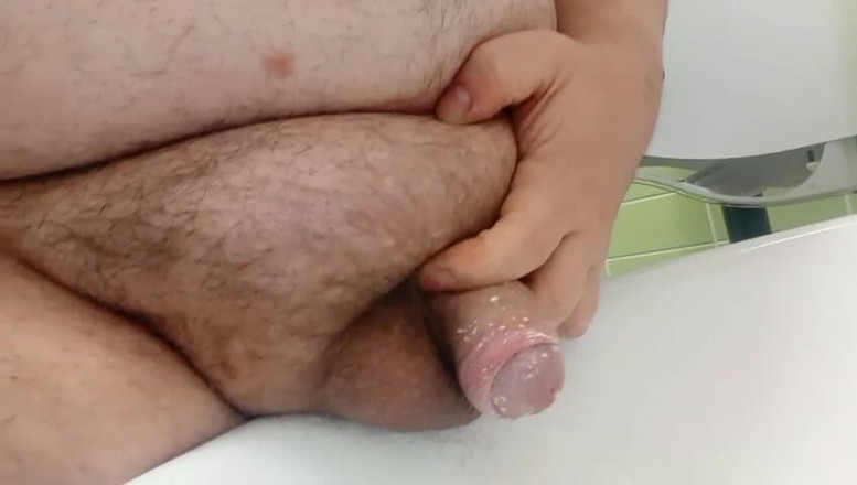 Big Pisser: Superchub Smegma cock pisst öffentliche toilette.