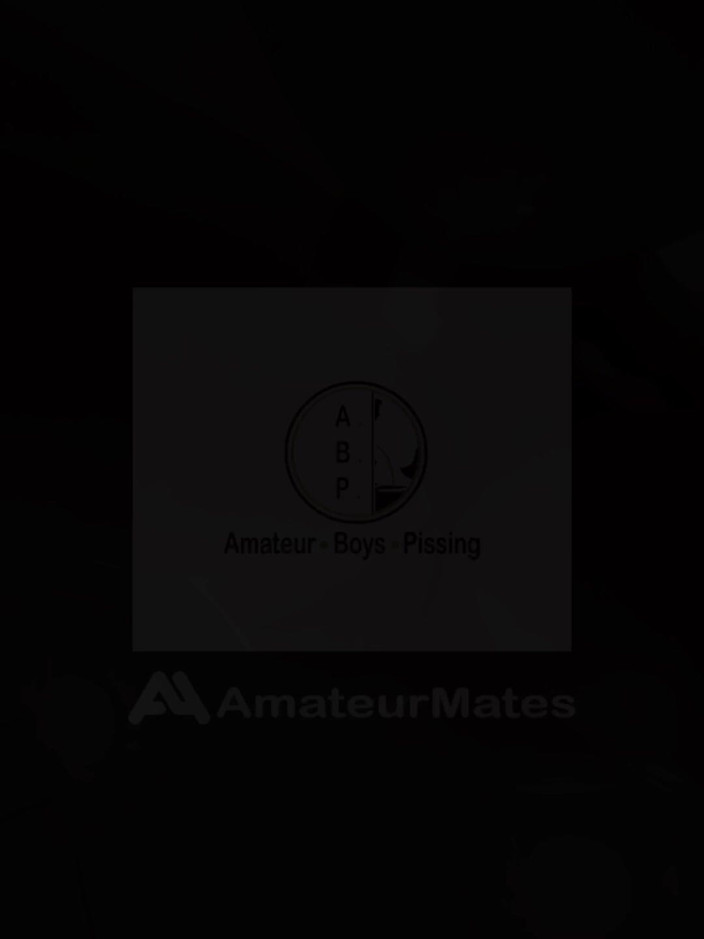 AmateurBoysPissing: Amatérský zrzavý chlap chčije na veřejný pisoár natočený zespodu