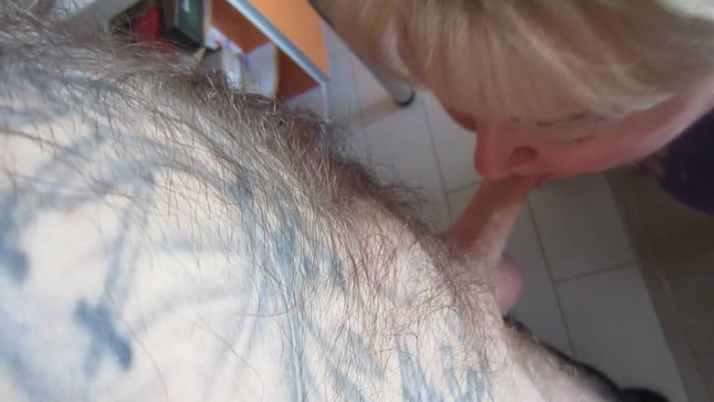 Zona901: La bocca l'ha riempita di sperma durante un pompino profondo