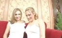 Happy Ending: Dvě sladké blondýnky mají rády, když je dlouhá