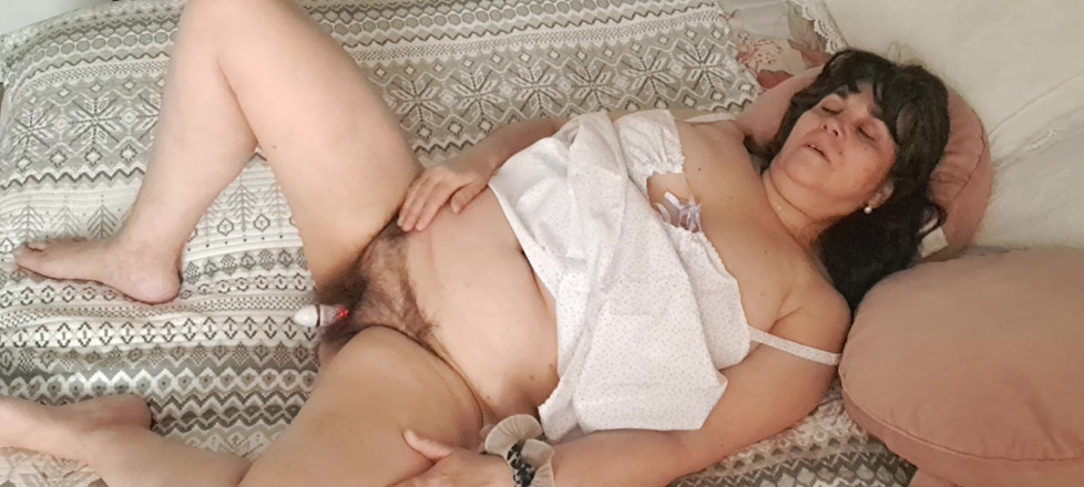 Mommy big hairy pussy: 熟女想要做爱