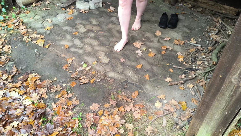 Bouncy Tits Action: Zeer hard poesje en tieten slaan op de schuur