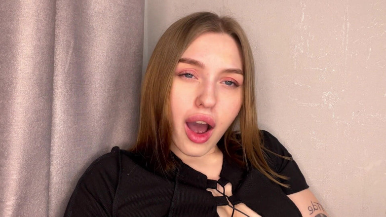 Honey Sasha: A Girl with a Juicy Ass Cums While at Home...
