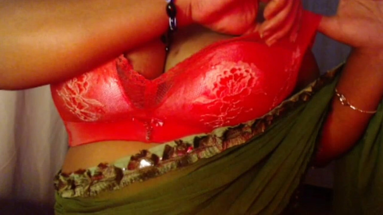 HotGirl21: 热辣女孩胸罩张开的胸部新闻展示裸体阴户表演。