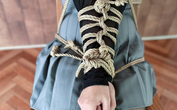 ushirosugatanomiki: Situace: Útěk z lana "zatímco pachatel je pryč"