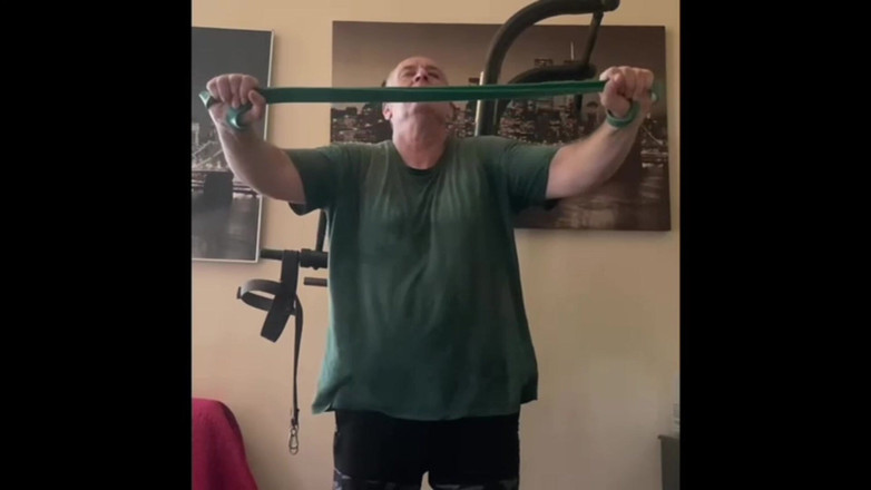 Alex Art: Сильний чоловік мастурбує після тренування