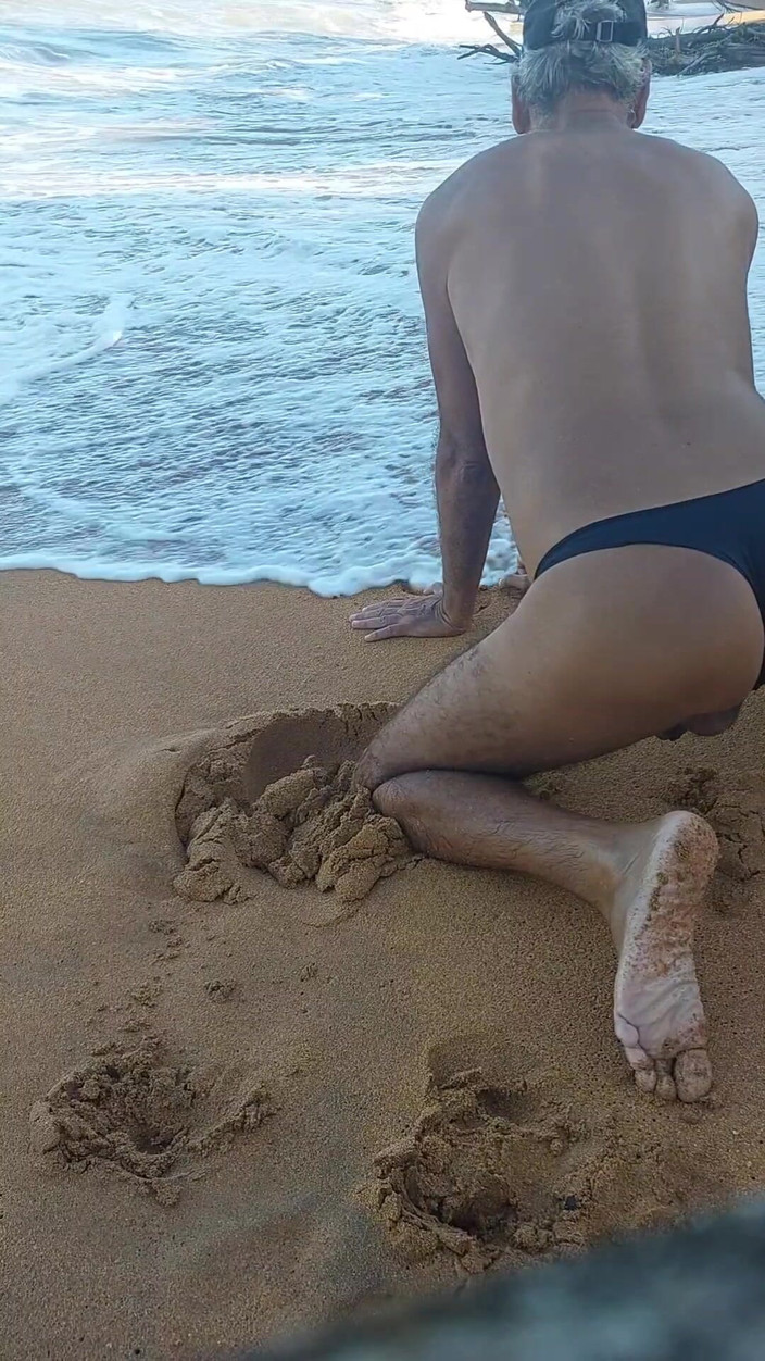 Ladysilvas: ビーチのパンティーでレディシルバの女装者