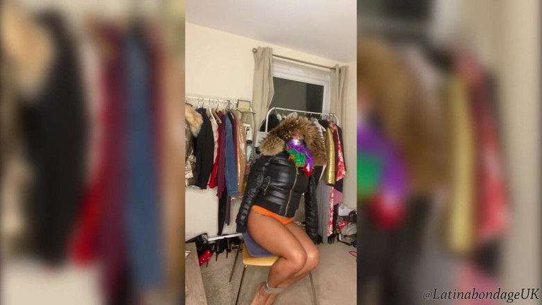 Latina Fetish: Latina en Piel y Parkas (parte 2) (Tamaño más pequeño)