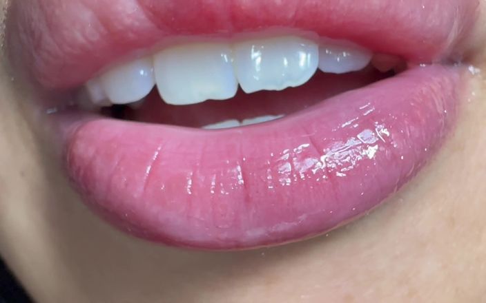 Asmr_mouth: La gigantessa prende questo piccoletto in bocca