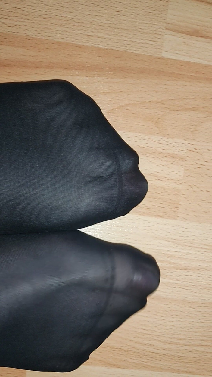 Hanuman feets: 발은 나일론에서 서로 문지르고 또한 발은 특이한 방법으로