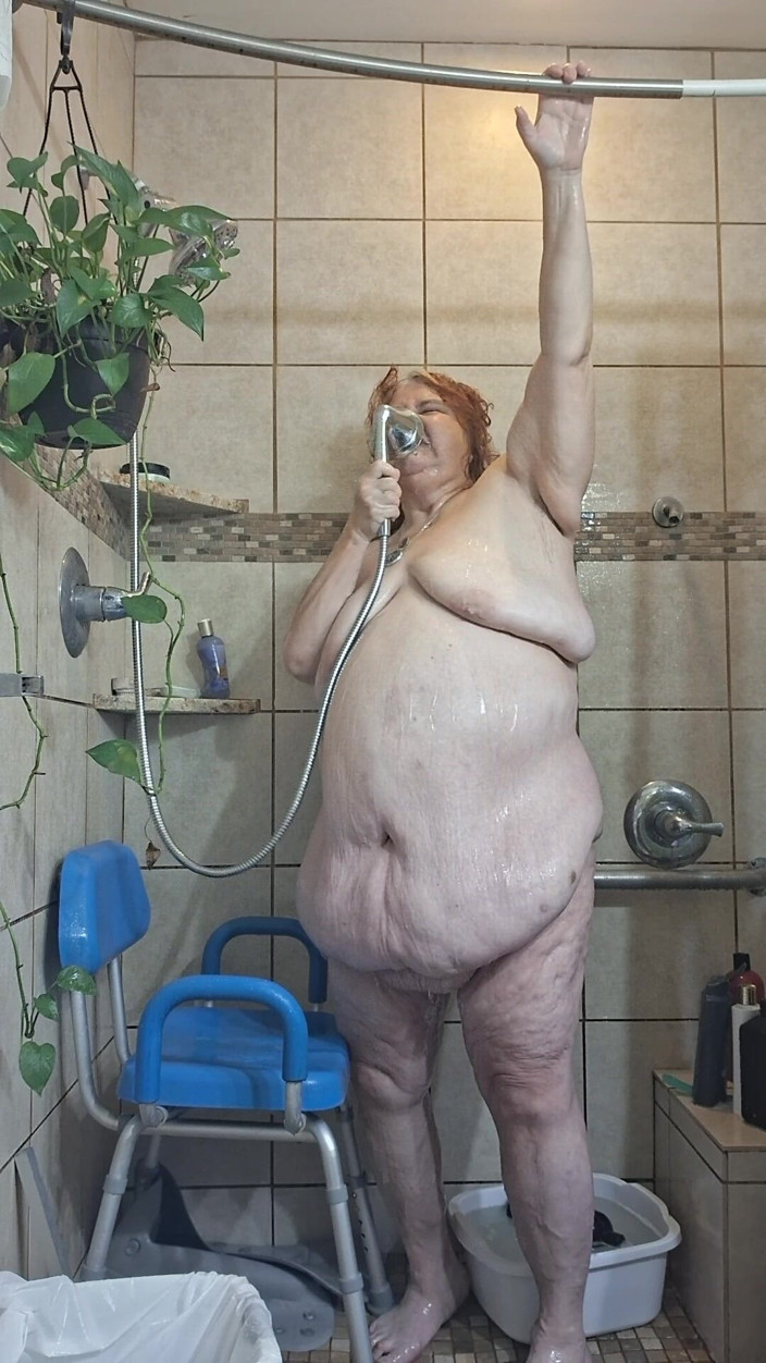 BBW nurse Vicki adventures with friends: Asistenta mare Vicki este transpirată și trebuie să meargă să se!