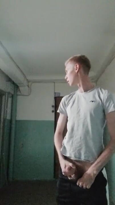Dick Boys Studio: Decided to jerk off at the entrance