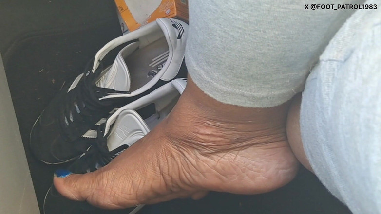 Foot Patrol: 맨발로 승용차에 타고 있는 동안 발 플레이