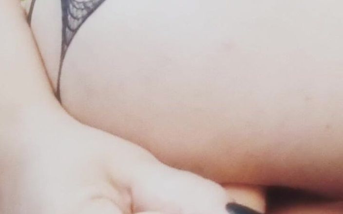 WildFlawiii: Echte amateur neukt haar strakke kontgaatje maar een dildo