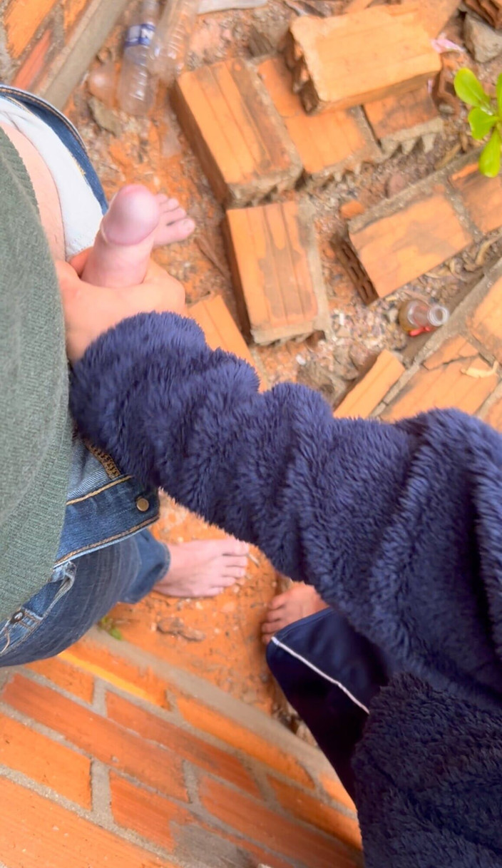 Quan Vietnam 18: Verlegen jongen helpt vreemde buiten.