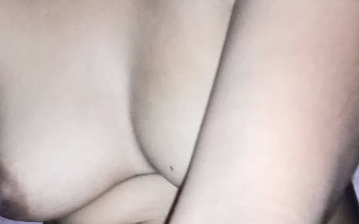 Kesyjaanam: Bhabhi menekan buah dadanya dan menjolok pepeknya