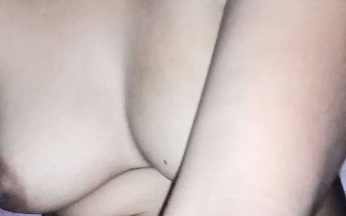 Kesyjaanam: Bhabhi presionó sus tetas y se tocó el coño