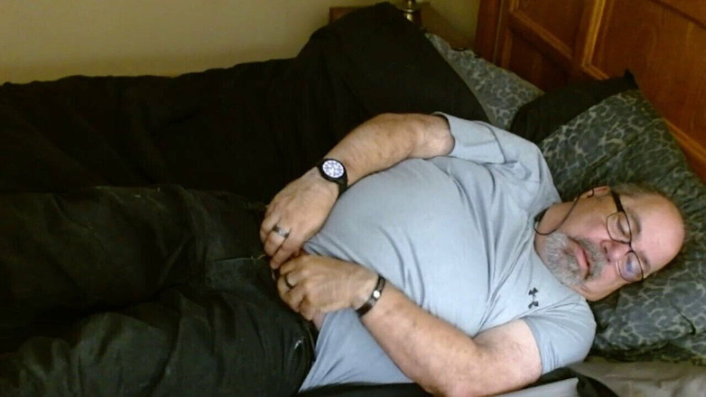 JohnGalt_060769: Sledování porna. Nemůžu se dočkat, až se svlékám. Masturbuje a...