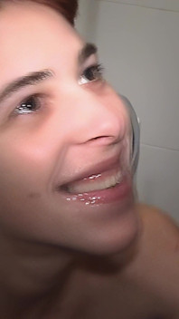 Louisa lavando sus dientes con semen y meo