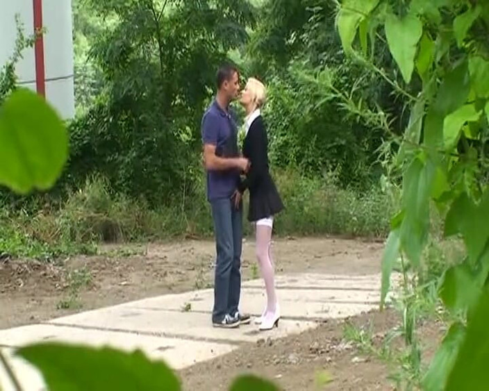 Deutsche XXX Filme: Úžasná blonďatá německá panenka šuká pod mostem