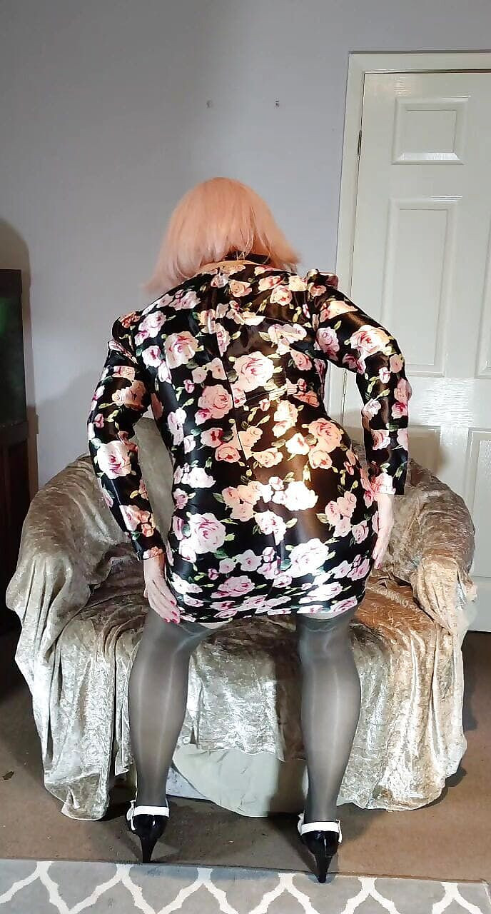 Nottstvslut: Calze vestite in raso nottstvslut che succhia preservativi usati