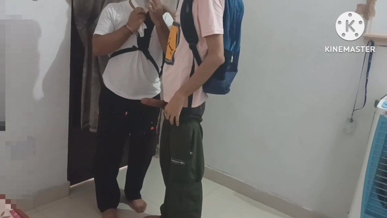 Desi__Panda: कॉलेज के छात्र शौचालय में मस्ती करते हुए एक दूसरे को लंड चुसाई दे रहे हैं