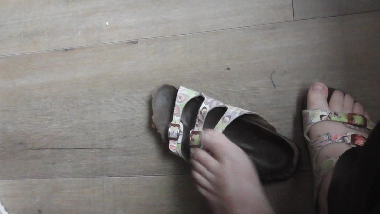 tammara big: Selipar berfungsi dengan kaki saya