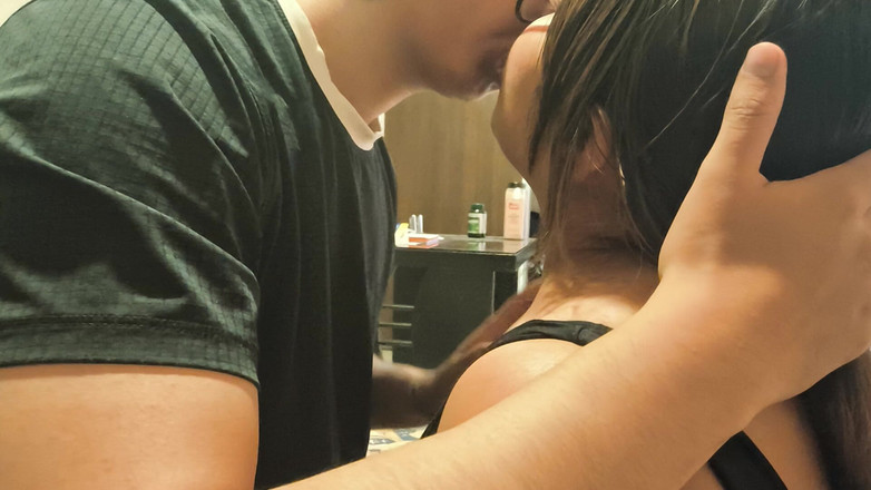 Moo DBOXXX: Een make-out-sessie met alleenstaande stiefmoeder, ze is gek