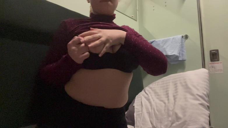 JuiceLussie: Sexy amatérka si prstí zadek ve vlaku