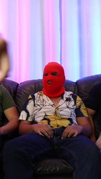 Une chaudasse mince se fait baiser dans un gangbang, son cocu est présent