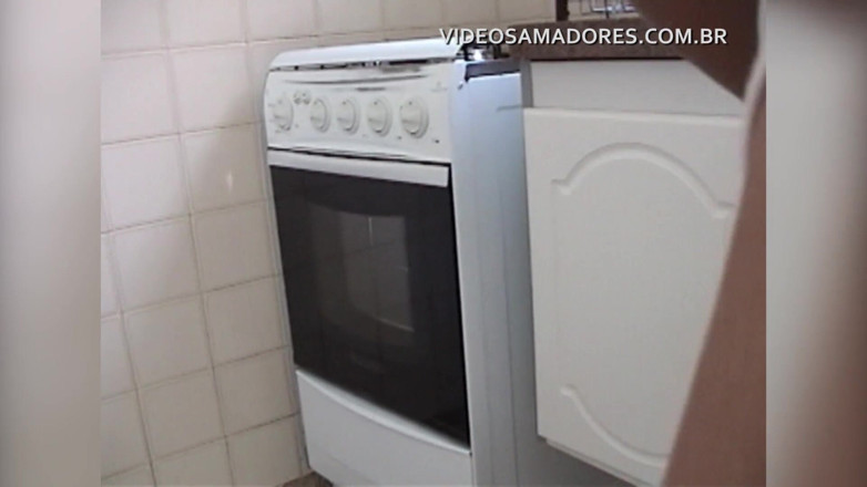 Amateurs videos: Man horny for his girlfriend doing dishes and leaves her...