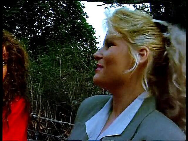 Lucky Cooch: Dua awek seksi di temu bual di luar