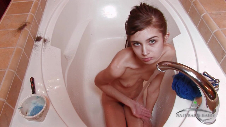 ATKIngdom: Mager tonåring rakar hennes fitta för första dejten