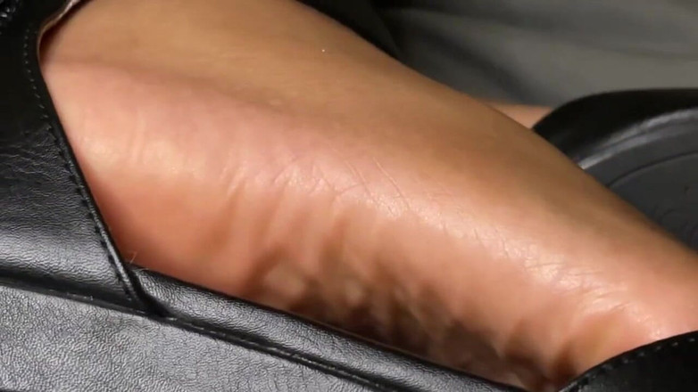 Pink Foxx: 熟女在床上慢慢地从平底上滑下来