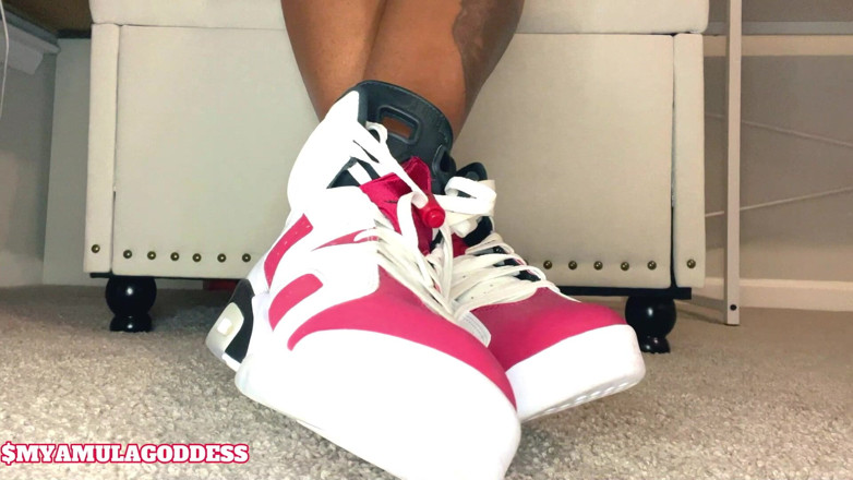 Mya Mula Goddess: Salope en baskets