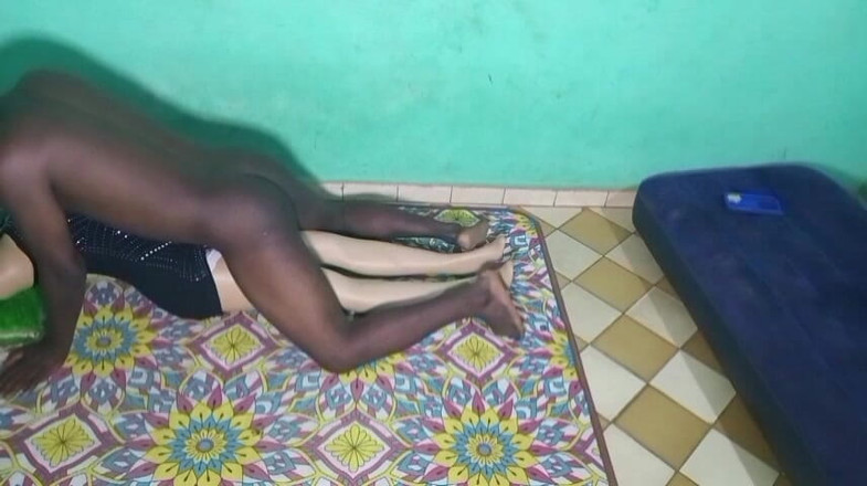 Pornsexlive: Czarny Afrykańczyk pieprzy białą dziewczynę