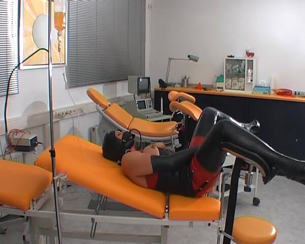 Rubber & Clinic Studio - 1ATOYS: Experiencia de mear de goma