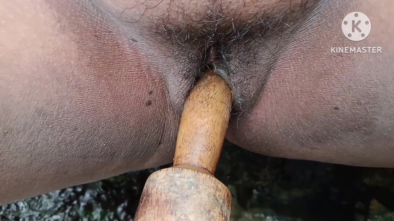 Nenika: Indianca Desi Bhabhi și-a futut pizda cu un pin de rostogolire