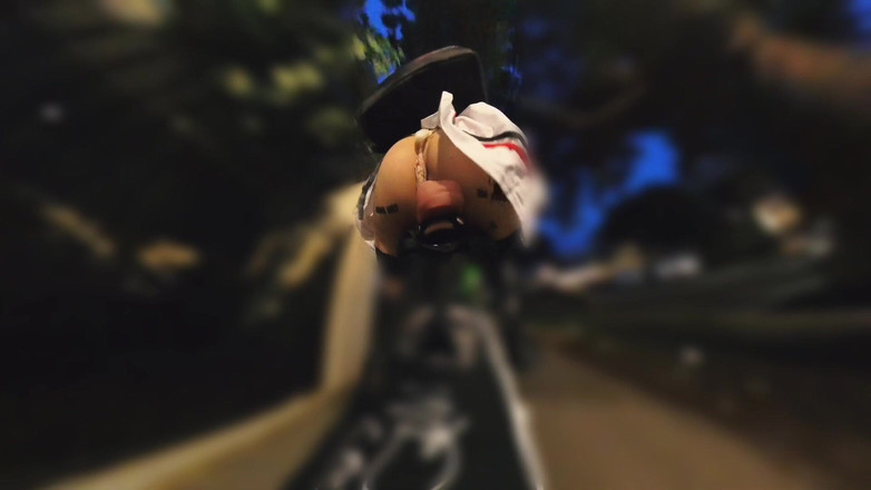 Asiansissypublic: Ahli pameran berjalan dan menunggang dengan palam punggung, Garter Merah...