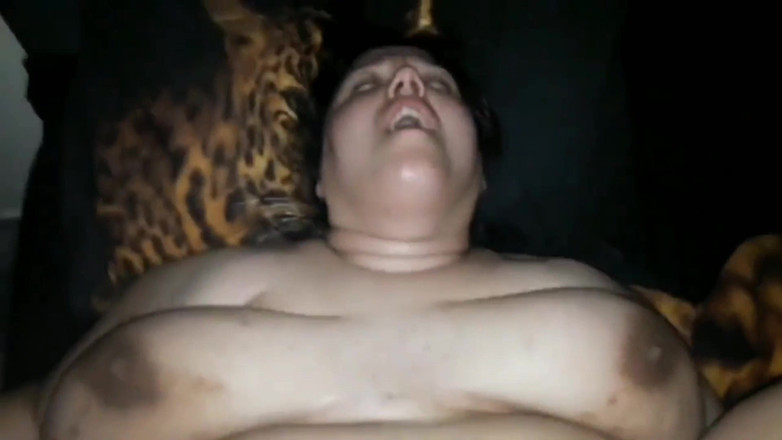 Indian fuck queen: पति मेरी चूत को जोरदार गहराई तक और तेजी से कराहते हुए चरमसुख दे रहा है