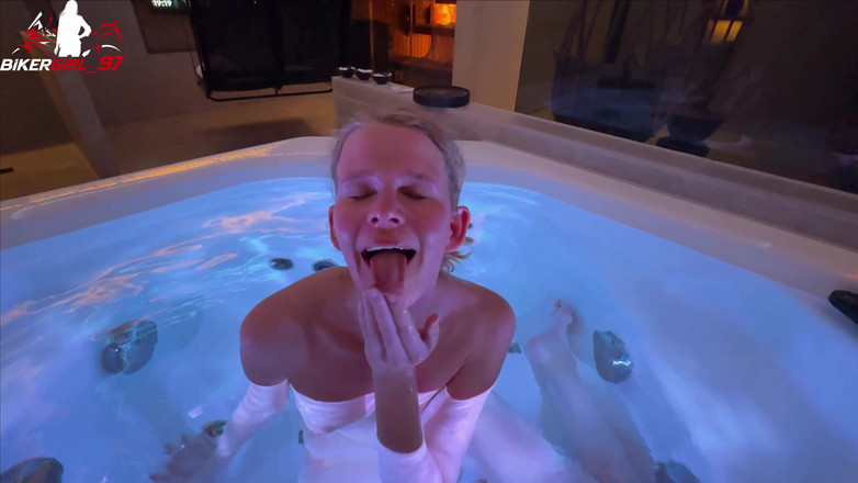 Bikergirl_97: Riskanter Geiler Blowjob Im Spa! Facial Voll dalam Meine Fresse