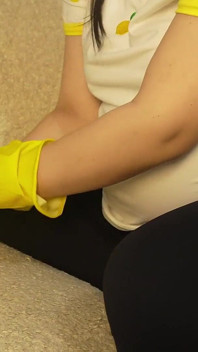 Giantess继妹羞辱娇小的继兄弟巨人继妹有一个黄色乳胶洗碗手套，因为她